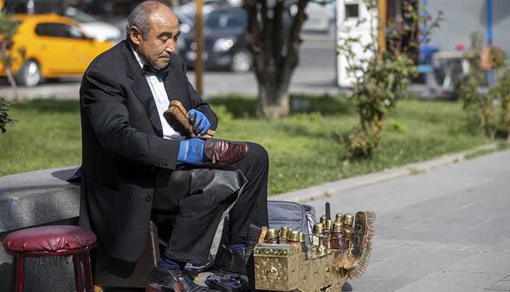 Papyonlu boyacı 45 yıldır ayakkabıları parlatıyor