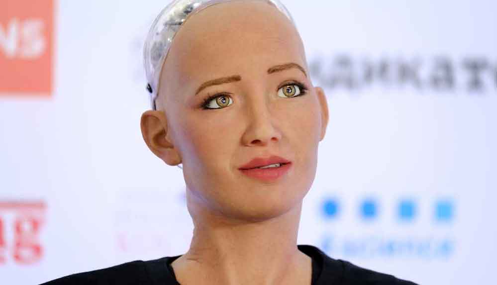 Robot Sophia 'aile kurmak ve bebek sahibi olmak istediğini' söyledi