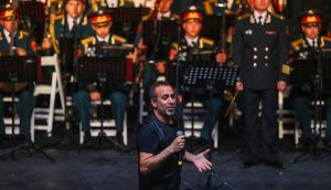 Rus Kızılordu Korosu ve Haluk Levent İzmir'de konser verdi