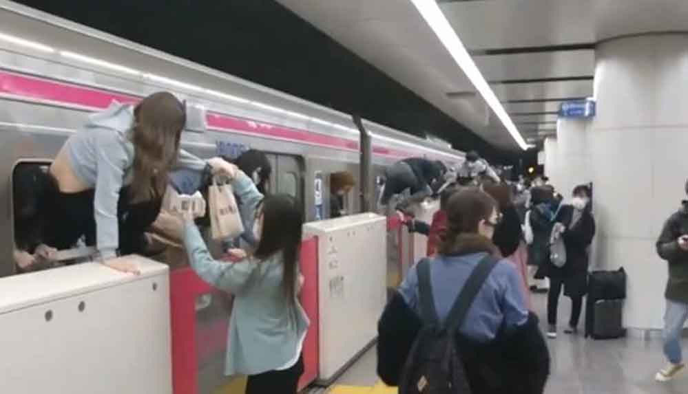 Tokyo'da-trende-yolculara-asit-ve-bıçakla-saldıran-adam-vagonu-ateşe-verdi