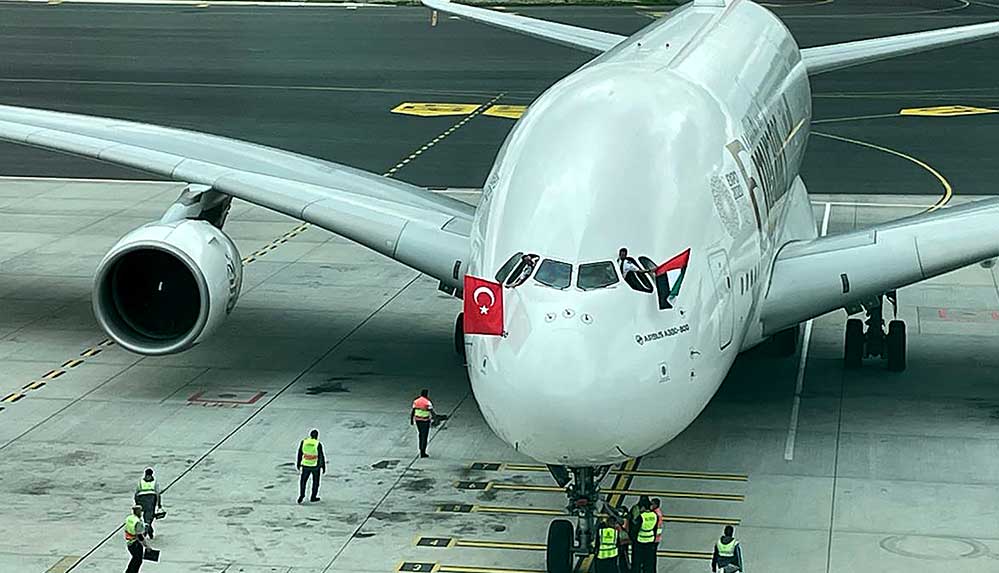 "Dünyanın en büyük yolcu uçağı"yla İstanbul Havalimanı'na ilk tarifeli uçuş gerçekleştirildi