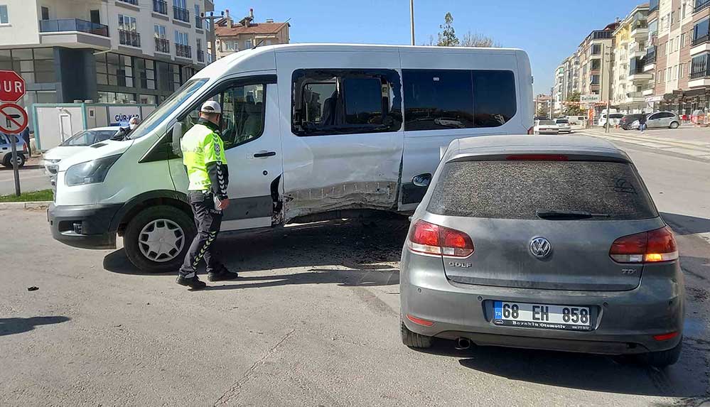 Aksaray'da öğrenci servisiyle otomobil çarpıştı, 7'si öğrenci 10 kişi yaralandı