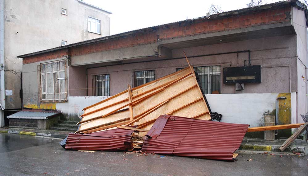 AFAD'dan fırtına açıklaması: İstanbul'da 528 çatı uçtu