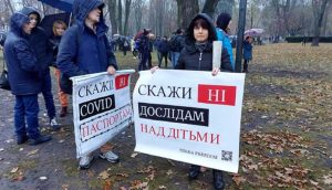 Kiev'de aşı karşıtları sıkılaştırılan Kovid-19 tedbirlerini protesto etti
