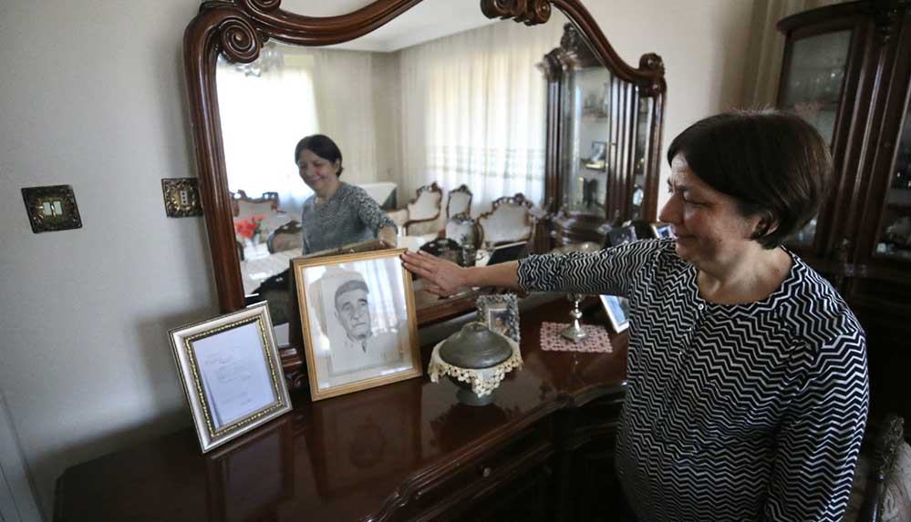 Aydın'ın-Yenipazar-ilçesinde-yaşayan-Yasemin-Çakır,-dedesi-çiftçi-Mehmet-Kılavuz'un-Anıtkabir'in-yapımında-kullanılması-için-yaptığı-bağışın-belgesini-gururla-saklıyor