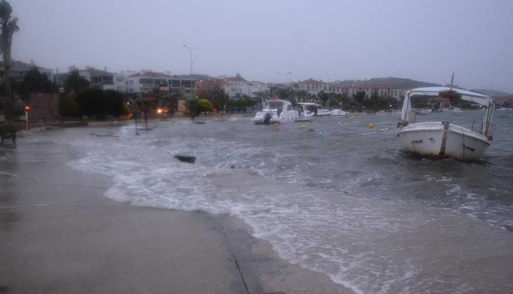 Balıkesir'in-Ayvalık-ilçesinde-etkili-olan-fırtına-nedeniyle-bazı-balıkçı-tekneleri-zarar-gördü.