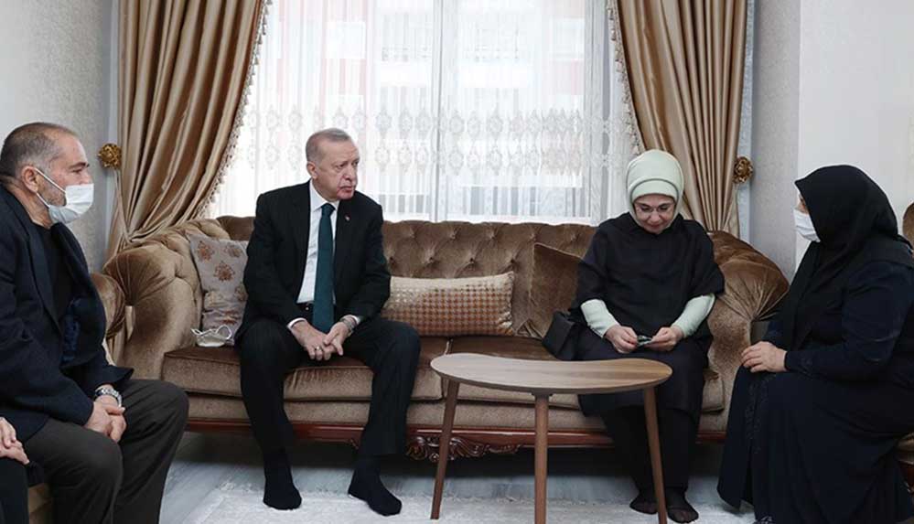 Cumhurbaşkanı Erdoğan ve eşi, kılıçlı saldırıda hayatını kaybeden Başak Cengiz'in ailesini ziyaret etti