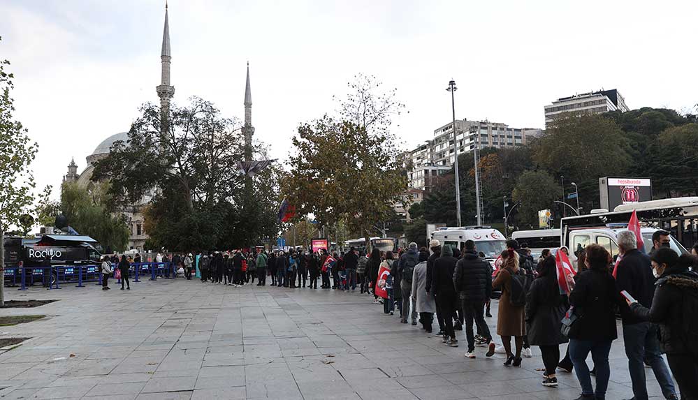 Binlerce vatandaş Dolmabahçe Sarayı'na akın etti
