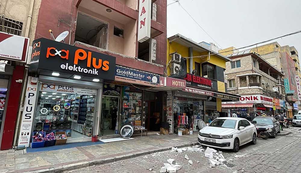 İzmir'de fırtına nedeniyle bir vatandaşın üzerine beton parçaları düştü