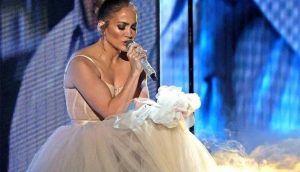 Jennifer Lopez sahneye gelinlikle çıktı!