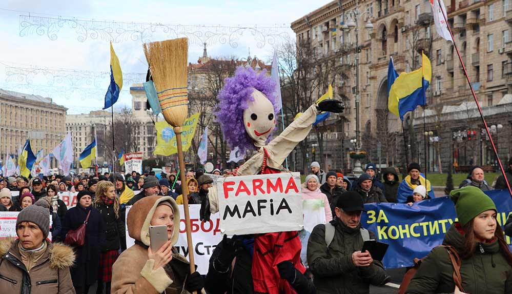 Ukrayna'da aşı karşıtları artırılan Kovid-19 önlemlerini protesto etti