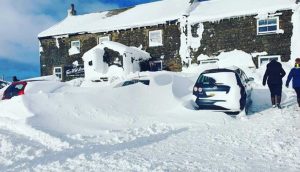 İngiltere'de 61 kişi, kar fırtınası nedeniyle 3 gündür bir pubda mahsur