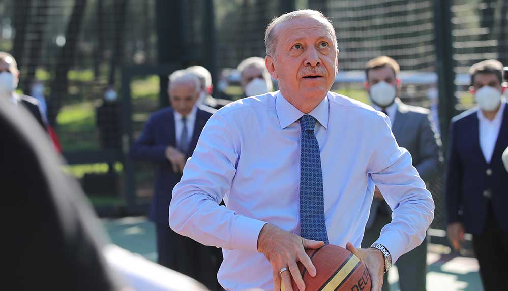 Ümraniye-Millet-Bahçesi'nde-gençlerle-basketbol-oynadı