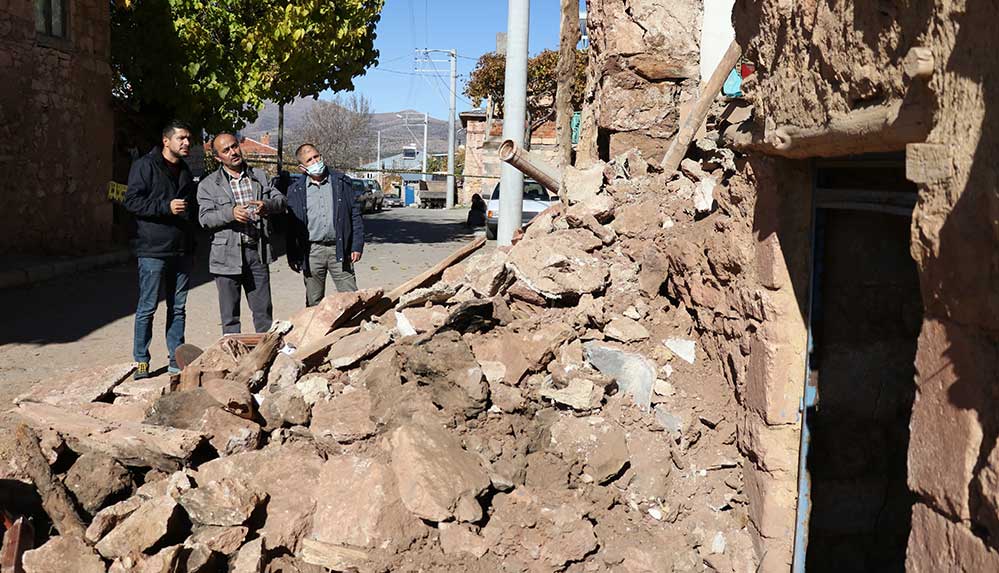 Konya'daki depremin merkez üssü Kızılören'de alan taraması yapılıyor