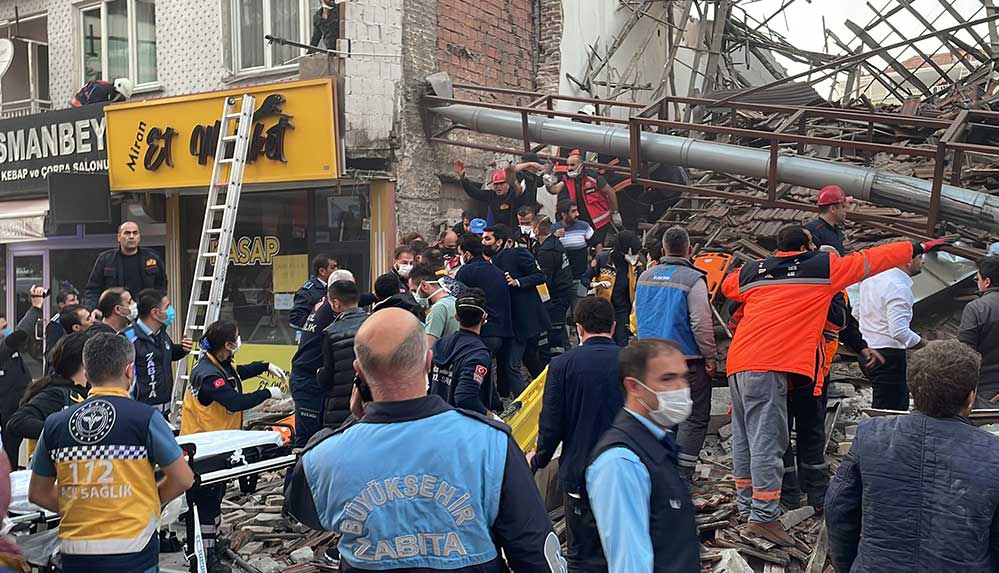 Malatya'da bir binada göçük meydana geldi: Enkaz altında 20 kişinin olduğu tahmin ediliyor