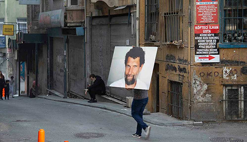 Osman Kavala portresi İstanbul sokaklarında