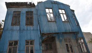 Sinop'ta tarihi bina vatandaşlar tarafından halatla bağlanarak ayakta tutulmaya çalışılıyor