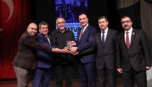 'Başöğretmen Atatürk' ödülü Sunay Akın'a verildi