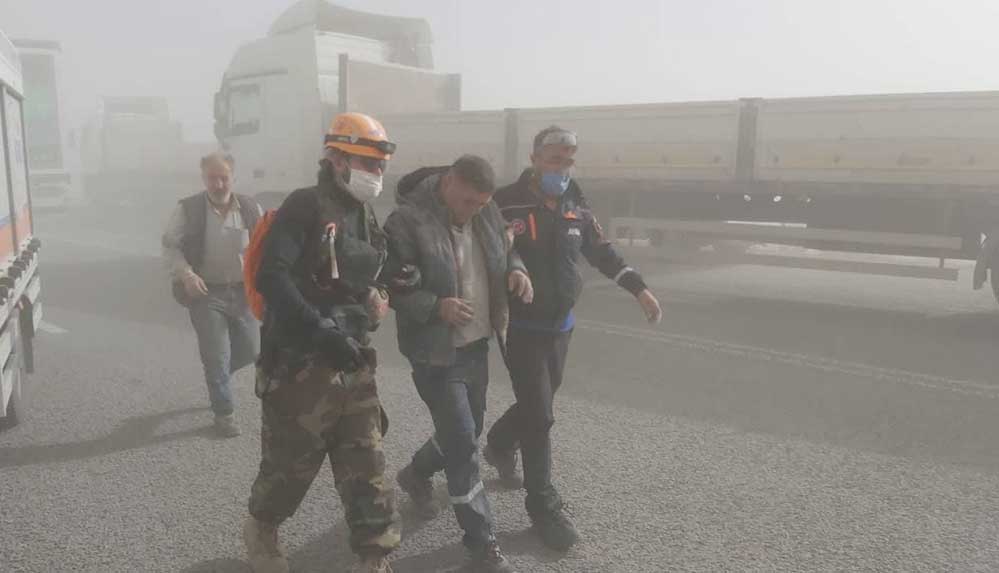 Niğde'de kum fırtınası zincirleme kazaya neden oldu