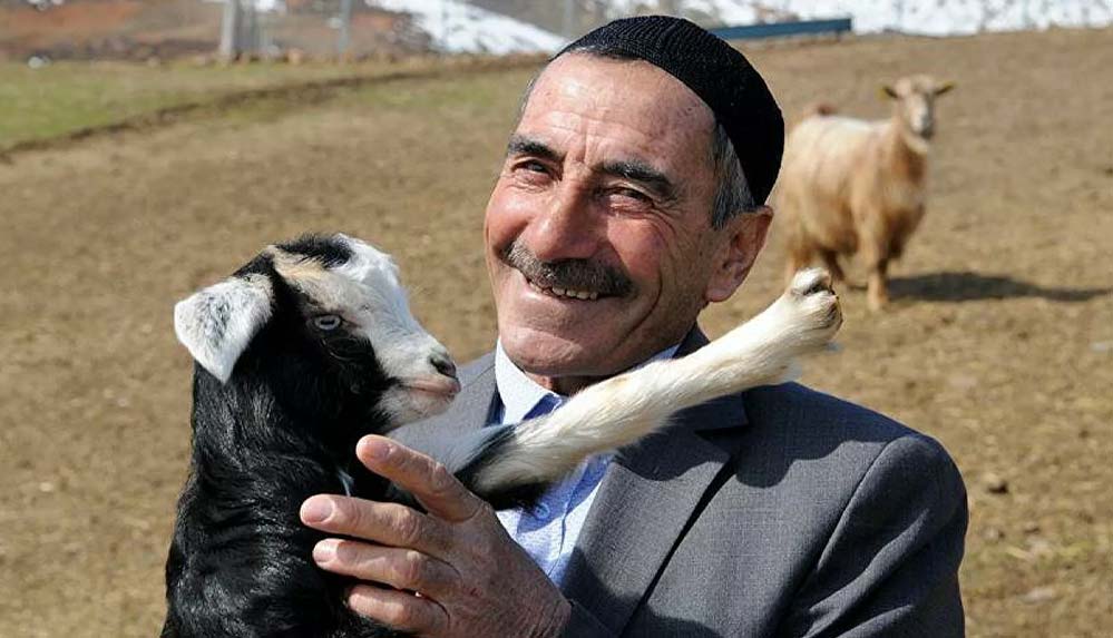 Çıkardığı-ilginç-seslerle-koyunlarını-çağıran-Bingöllü-çoban,-koyunlarının-hepsini-satmış