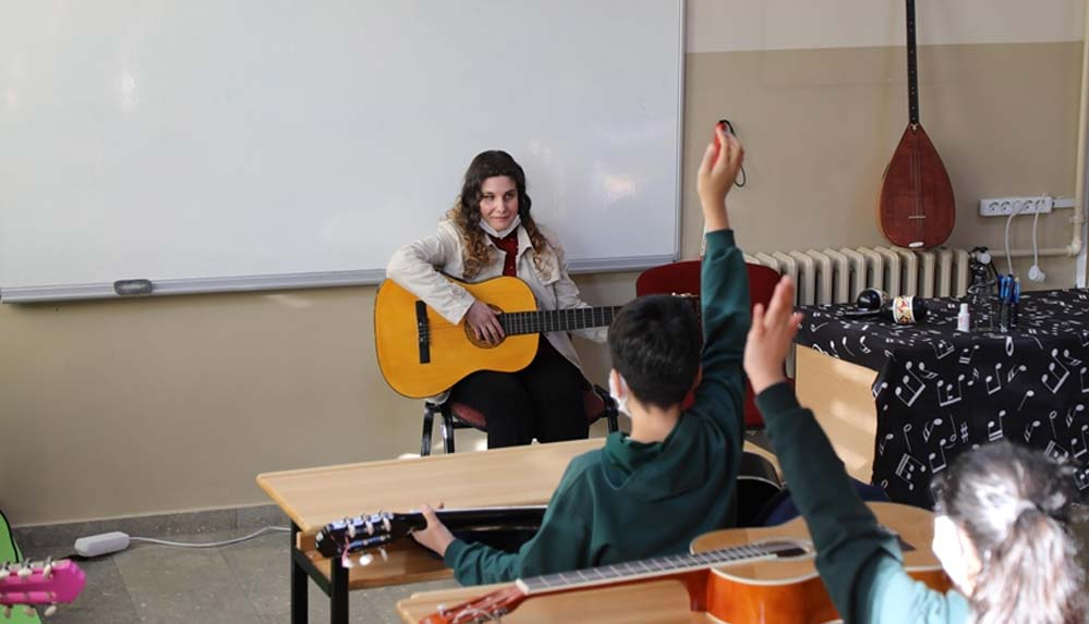 Görme engelli müzik öğretmeni öğrencilerine rol model oluyor 5 Görme-engelli-müzik-öğretmeni-öğrencilerine-rol-model-oluyor