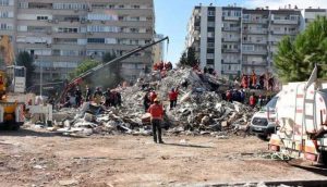 İzmir depreminde yıkılan Emrah Apartmanı'na ilişkin davada tutuklu sanık kalmadı