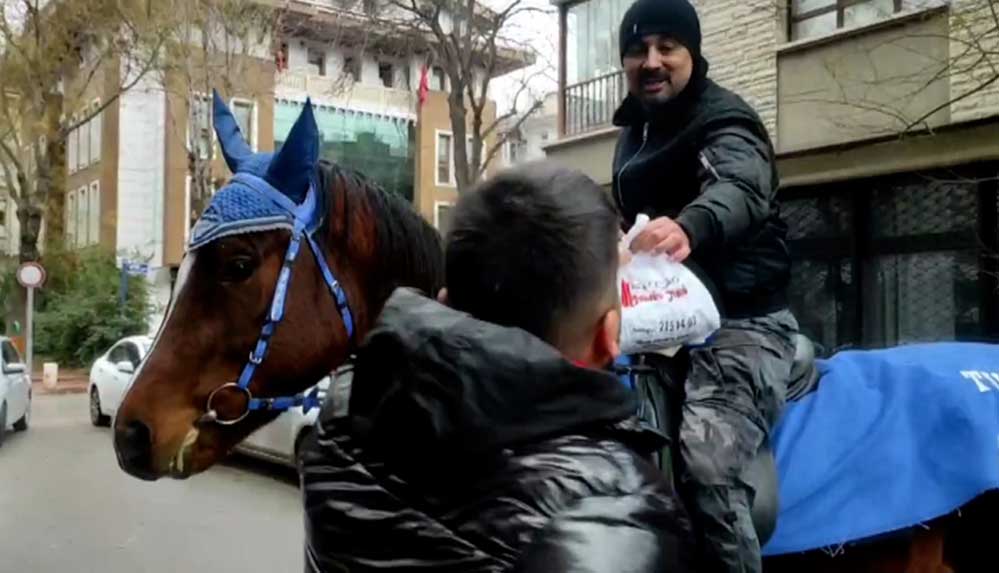 Küresel ısınmaya dikkat çekmek için atla sipariş dağıttı