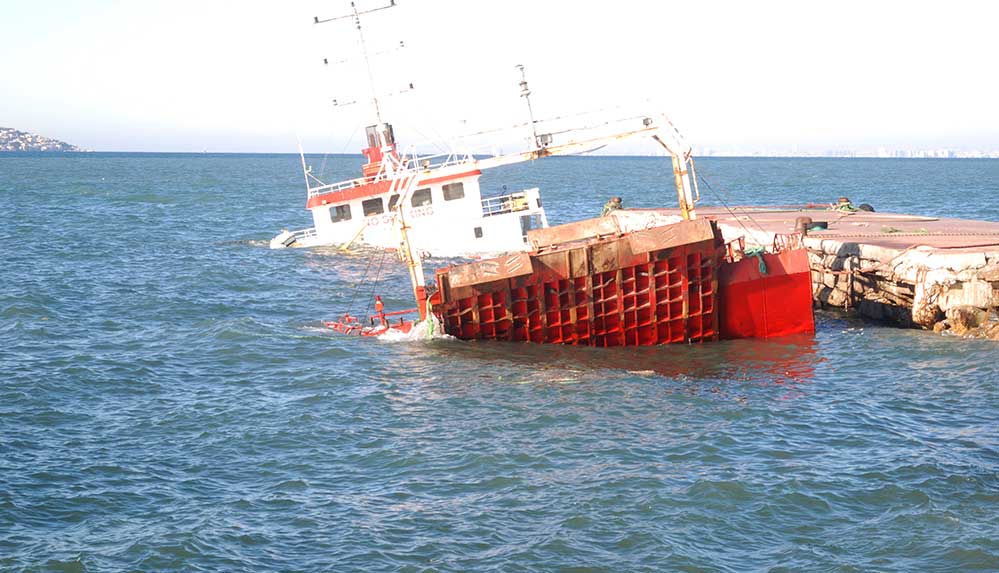 Maltepe'de, fırtına nedeniyle su almaya başlayan Ro-Ro gemisi battı