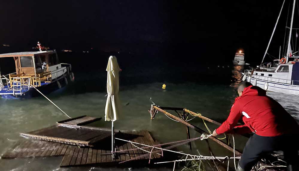 Muğla'da-fırtına-nedeniyle-deniz-taştı,-tekne-battı,-iskeleler-zarar-gördü