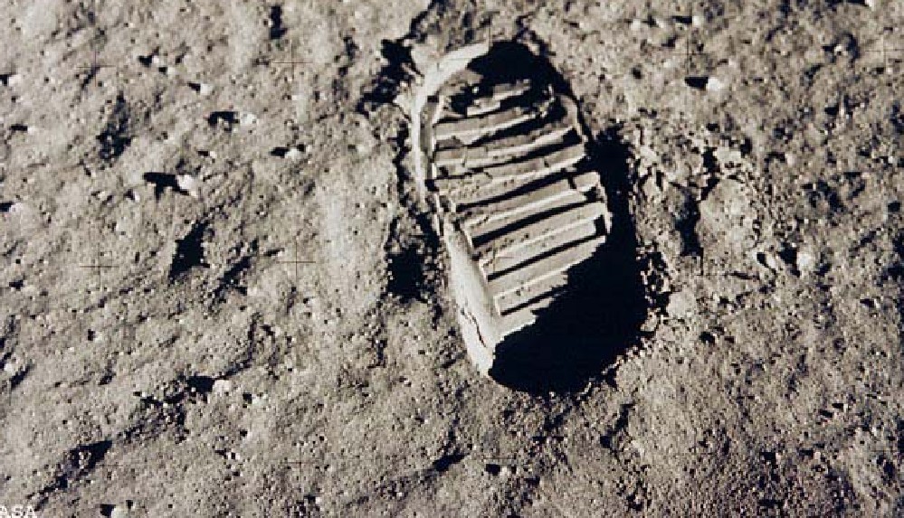 Kocaeli Büyükşehir Belediyesi'nden Neil Armstrong'lu paylaşım: Bu da bizim asansördeki ayak izi