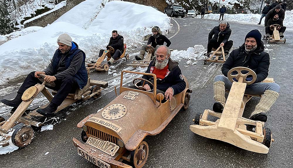 Soğuk-ve-kara-aldırış-etmeyen-Rizeliler-‘Formulaz-Tahta-Araba-Şenliği’nde-yarıştı