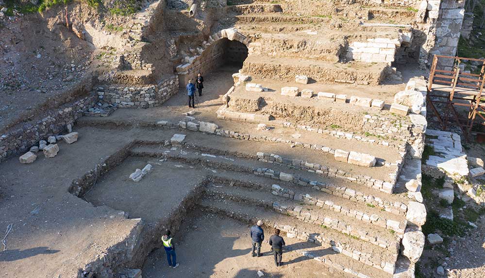​​​​​​​Kadifekale-ile-Smyrna-Agorası-arasındaki-yamaçta-yer-alan-2-bin-yıllık-tiyatrodaki-son-kazılar,-uluslararası-çaptaki-buluntuları-arkeoloji-dünyasına-kazandırdı.