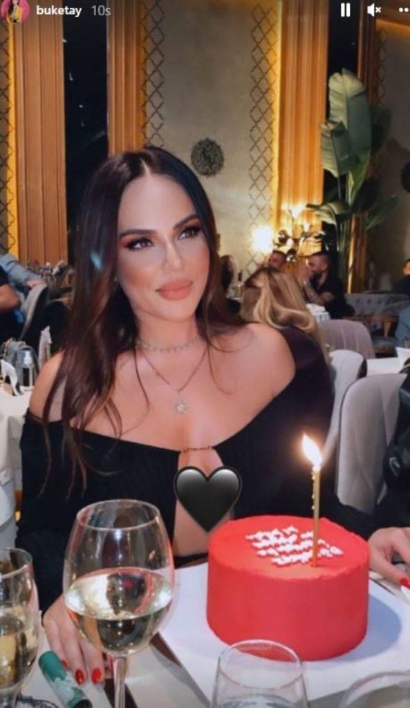 Buket Aydın da modaya uydu! Sutyensiz hırkalı story'si olay oldu