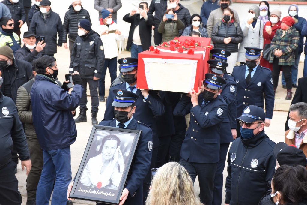 Fatma Girik, Bodrum'da son yolculuğuna uğurlandı 1 Fatma Girik, Bodrum'da son yolculuğuna uğurlandı