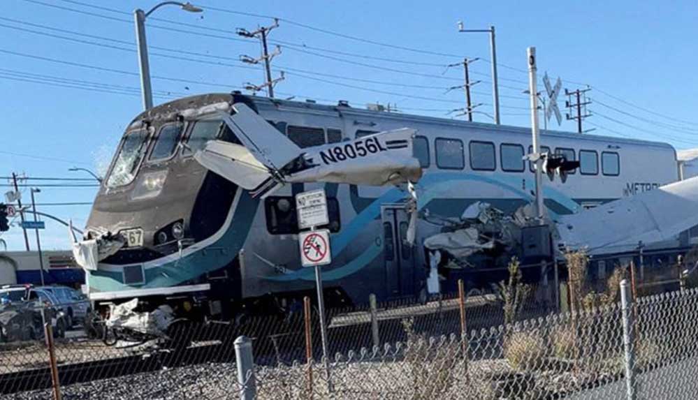 ABD'de bir uçağa tren çartptı