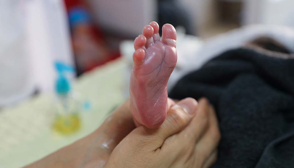 Anne adayları ve hemşirelere 'bebek masajı' eğitimi