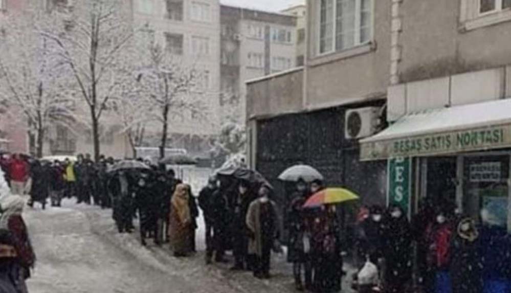 Bursa'da kar altında ucuz ekmek kuyruğu: "Türkiye, bu tabloyu hak etmiyor" 4 Bursa'da-kar-altında-ucuz-ekmek-kuyruğu--'Türkiye,-bu-tabloyu-hak-etmiyor'