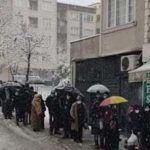 Bursa'da-kar-altında-ucuz-ekmek-kuyruğu--'Türkiye,-bu-tabloyu-hak-etmiyor'