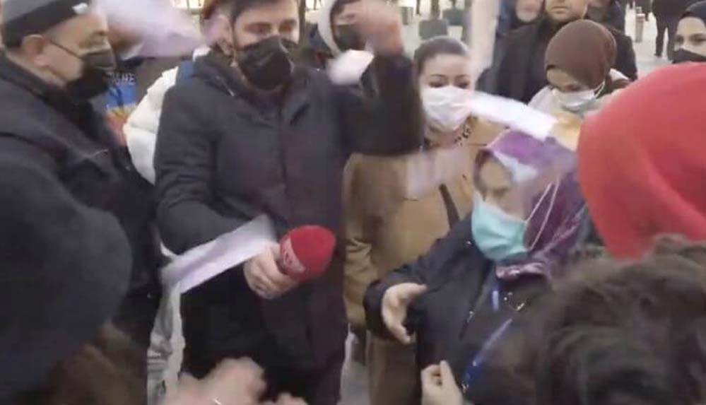 'Çıkar-telefonunu'-diyen-yurttaşa-desteyle-para-atıldı