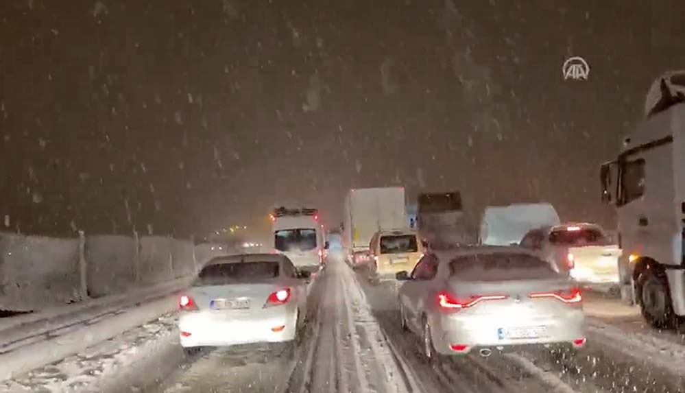 İstanbul-Ankara-TEM-Otoyolu-ve-D-100-devlet-yolu-tüm-araç-geçişlerine-kapatıldı