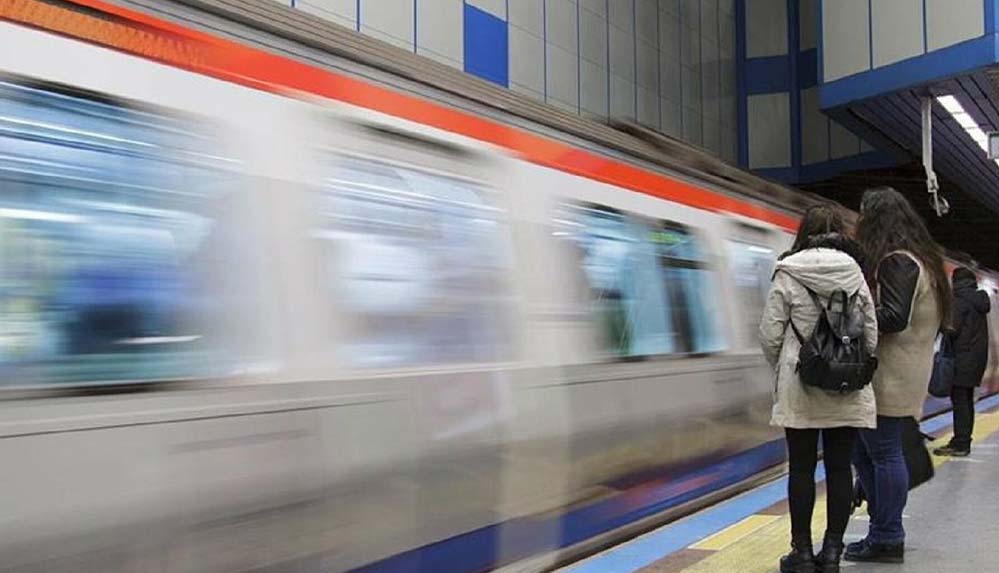 İstanbul'da-yoğun-kar-yağışı-nedeniyle-metro-seferleri-saat-02.00'ye-kadar-uzatıldı