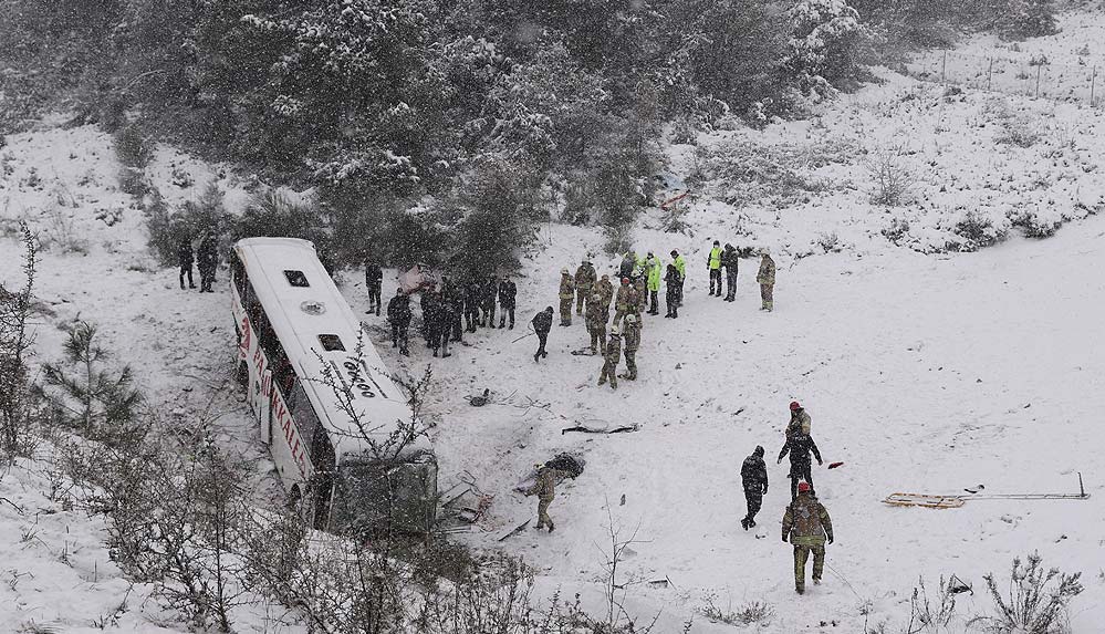 İstanbul'da yolcu otobüsü şarampole yuvarlandı, iki kişi hayatını kaybetti