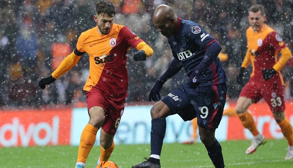 Lider Trabzonspor, Galatasaray karşısında ikinci yarıda bulduğu gollerle kazandı
