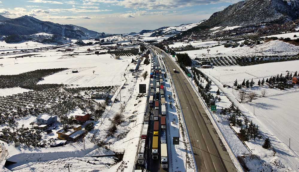 Ulaşıma-kapanan-Osmaniye-Gaziantep-Otoyolu'nda-bekleyiş-sürüyor