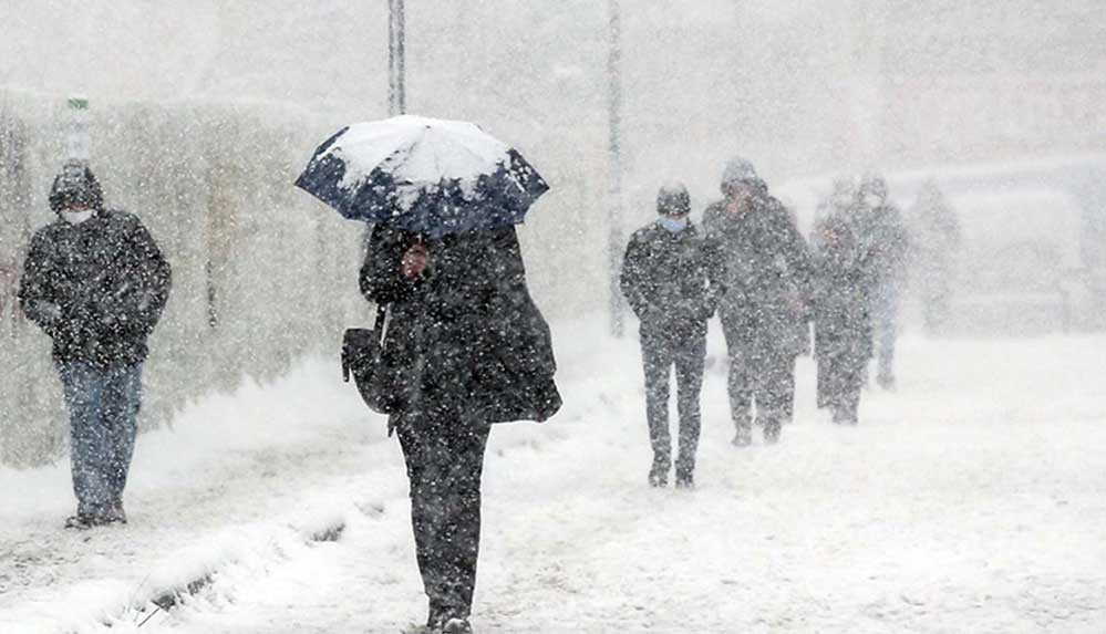İstanbul'da kar nedeniyle bugün kamu kurum ve kuruluşlarında mesai 15.30'da bitti