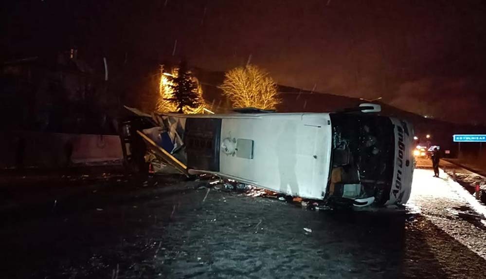 Yolcu-otobüsü-kaza-yapan-tıra-çarpıp-devrildi,-1-kişi-öldü,-27-kişi-yaralandı