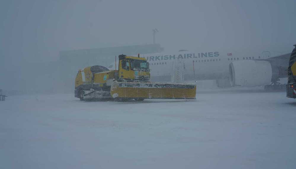 THY'nin İstanbul Havalimanı'ndaki tesisinin çatısı kar nedeniyle çöktü