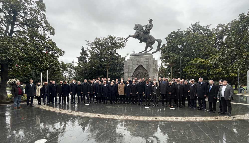 Siyasi parti temsilcileri Samsun'da Atatürk Anıtı önünde bir araya geldi
