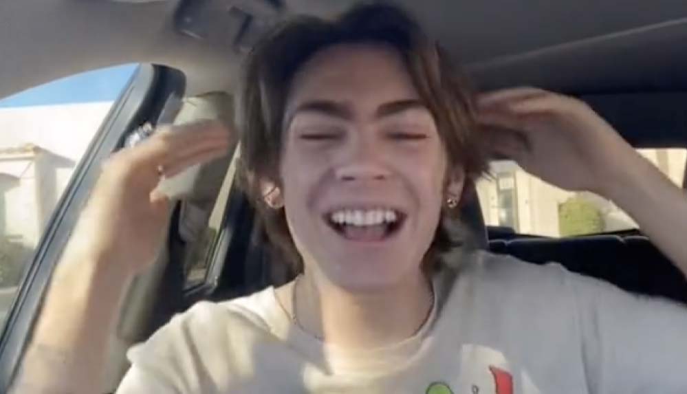 Babasının-43-yıllık-yayımlanmamış-parçasını-TikTok’ta-paylaşınca-viral-oldu