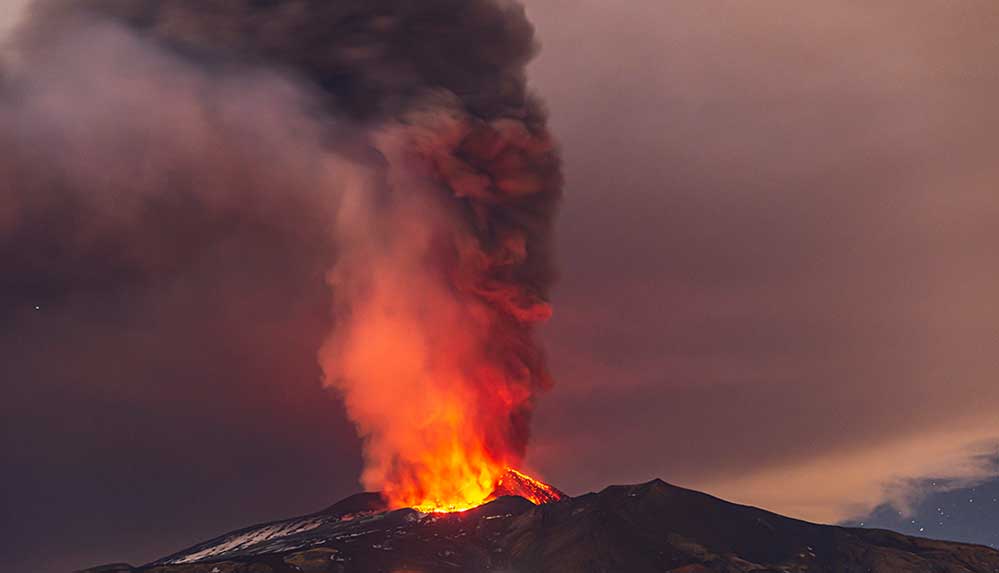 İtalya'da Etna Yanardağı bu yıl ilk kez lav püskürttü 5 Etna'da-geçen-yıl-50'den-fazla-kül-ve-lav-püskürtmenin-olduğu-volkanik-faaliyet-kaydedilmişti.